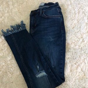 Ankle- frayed jeans